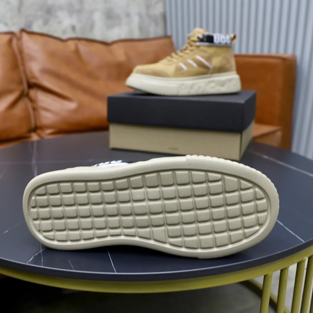 Ex-factory price: 620💰Thick wool imported from Australia Brand: UGG genuine purchase Size: 39-44 Grade: Official website 1:1 Material: First layer of genuine leather waterproof and antifreeze upper Real wool lining Original non-slip soft wear-resistant outsole Style category: Men's casual shoes Trendy style Comfortable on the feet Color: Official website color synchronization